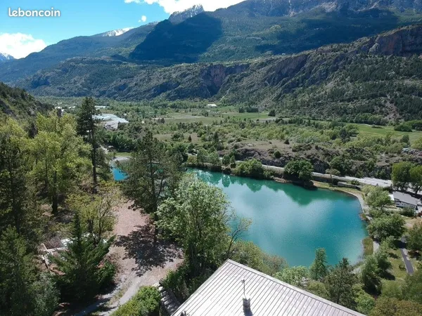 Maison sans voisins entre montagnes et lacs