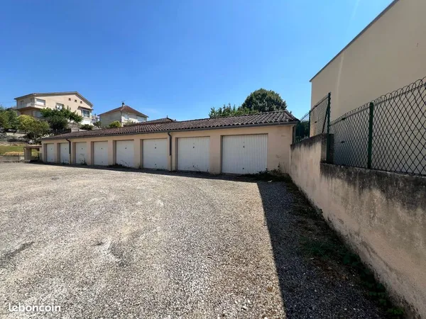 Ensemble de 8 garages centre ville