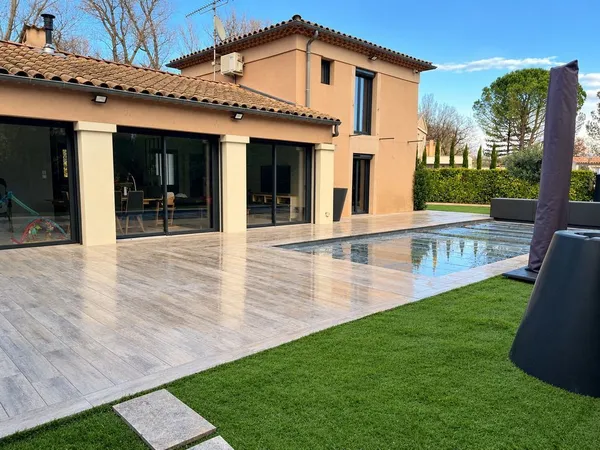 Villa lumineuse, entièrement rénovée 175m² avec piscine et a
