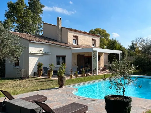 Maison . 5 pièces . 140 m²