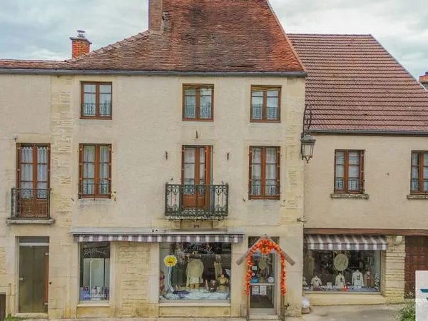 Local commercial 3 pièces 66 m2, appartement triplex T7 182