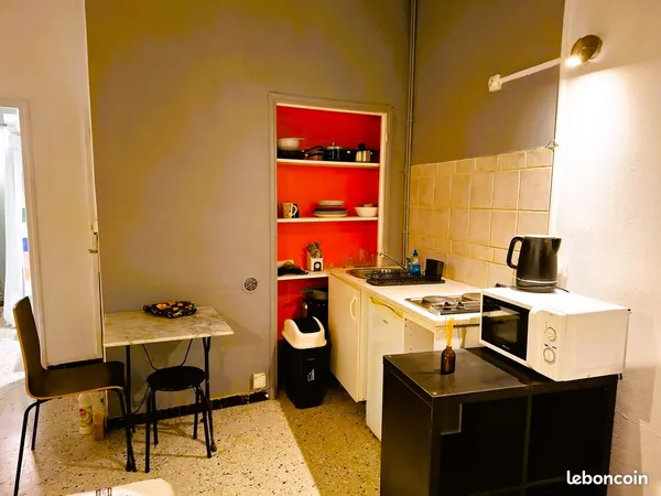 Avignon prox Remparts joli studio calme