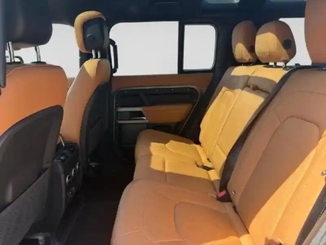 Land Rover Defender 110 2.0 p400e se — photo 11
