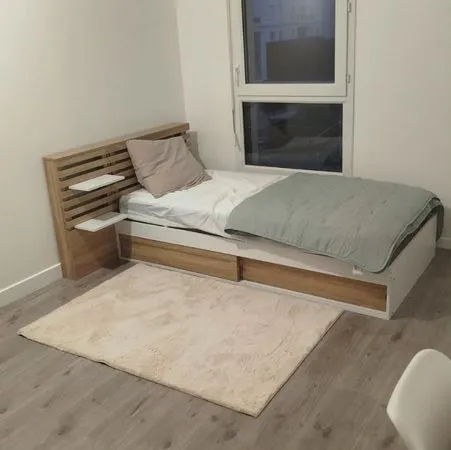 Chambre meublée e