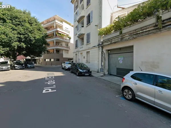 A VENDRE - Garage de 110 m2 - Haut de l'avenue Carnot NÎMES