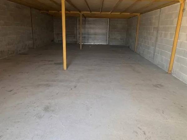 Garage 100m2 + mezzanine 70m2 + 1 place de parking Dans un immobilier avec que des Garage et entrepô