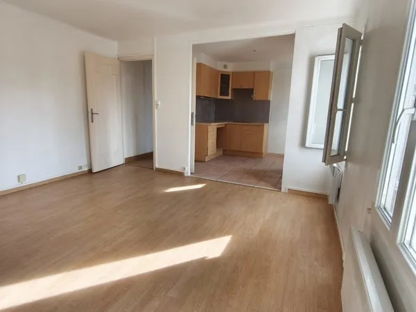 À LOUER - Appartement 3 pièces au dernier étage d'un imme