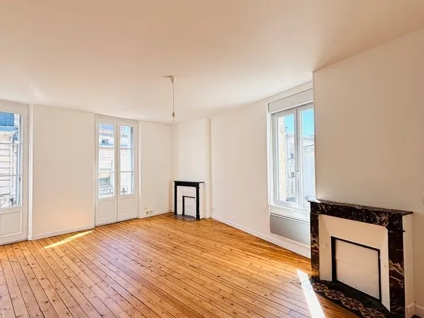 BEL APPARTEMENT T3 & 2 CH en TBE dans petit immeuble Pierre