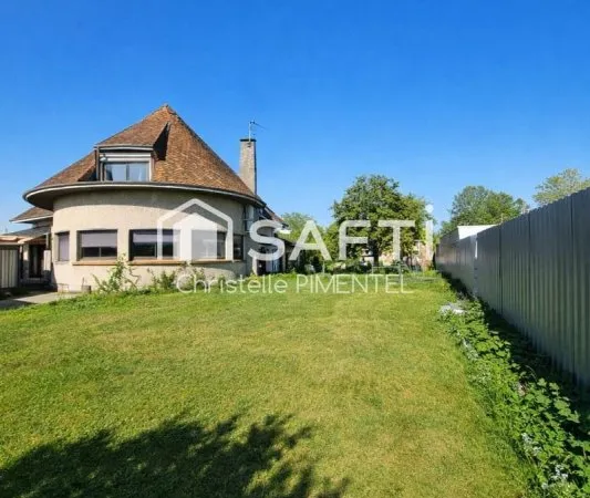 Maison familiale avec piscine et beaux volumes
