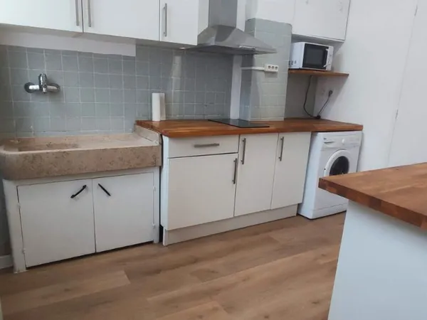 T2 Meublé Rénové - 34 m² - Marseille 6e - 690 CC