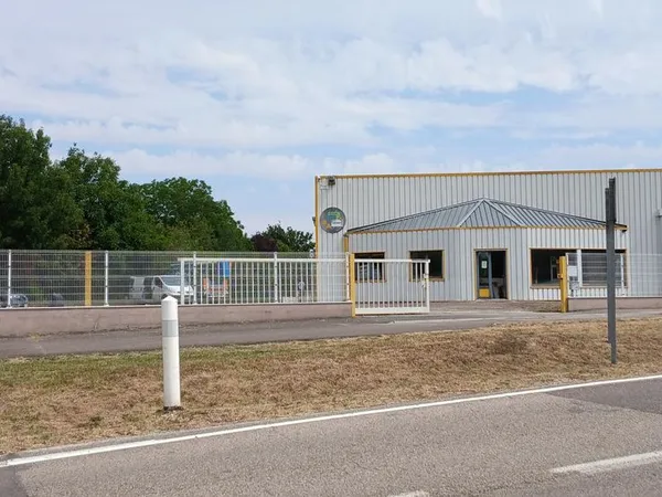 Commerce charpente/menuiserie 2 000 m²
