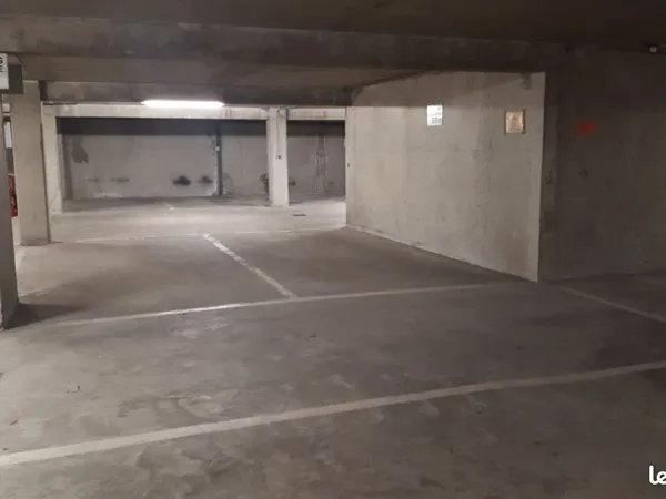 Parking disponible fin octobre boulevard Lascrosses