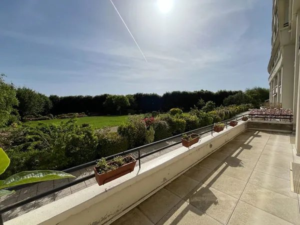 Appartement Saint-Cloud / 5 pièces 92,79 m² / Proche gare du Val d'Or (Ligne L) avec terrasse