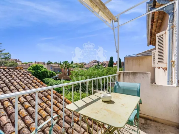 Duplex romantique avec balcon au coeur du village