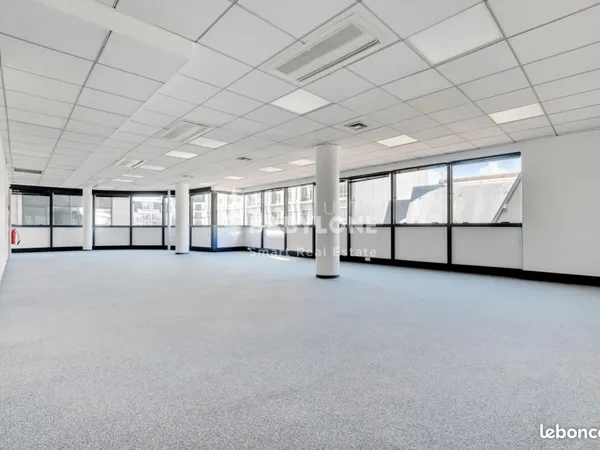 Bureau 740 m²