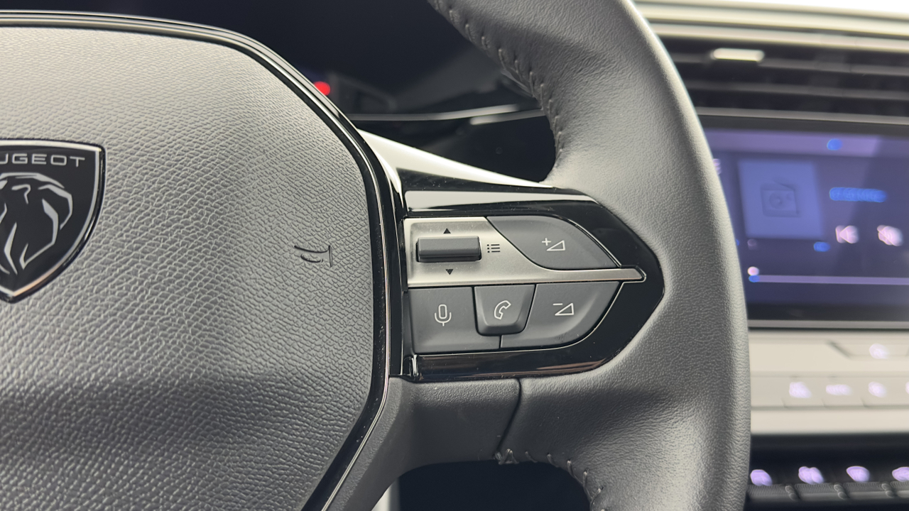 Peugeot 308 SW PHEV 180 e-EAT8 — photo 17