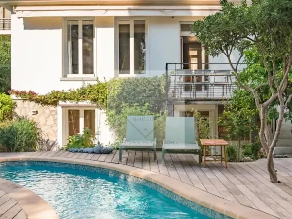 Emplacement Privilégié au Cœur de Cannes : Maison de Ville avec Piscine et Stationnement Privatif