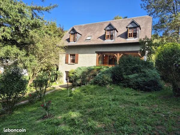 Maison avec terrasse, garage et jardin
