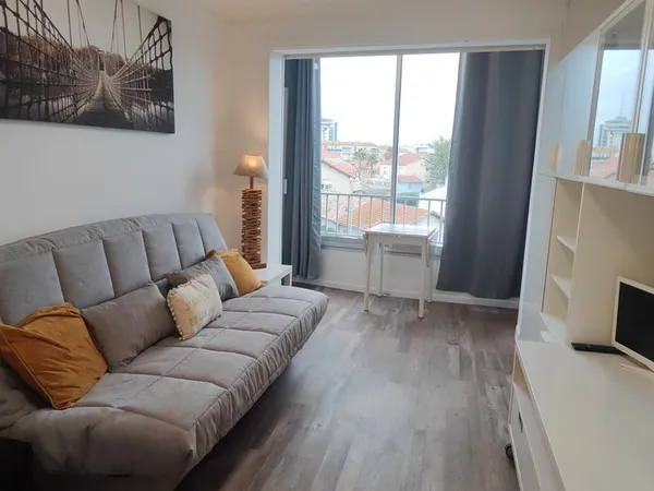 Studio meublé coquet et bien placé