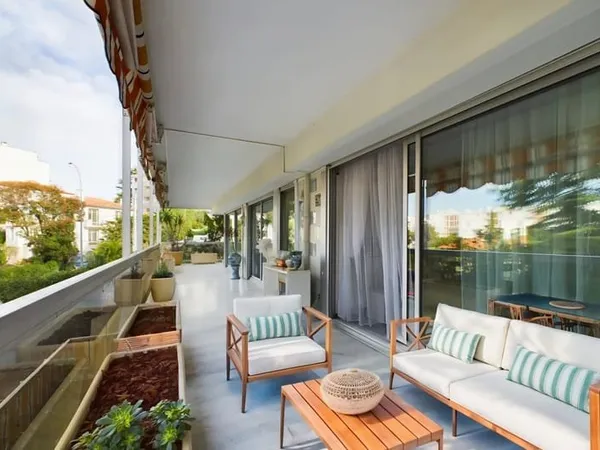 À VENDRE : APPARTEMENT 3 PIÈCES AVEC GRANDE TERRASSE ET PISCINE