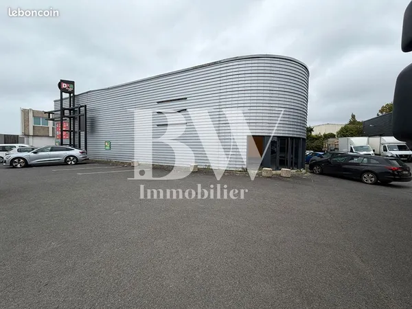 Local 700 m² GOUESNOU