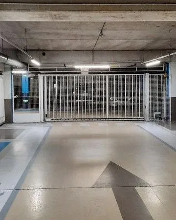 Location d'une grande place parking sécurisée