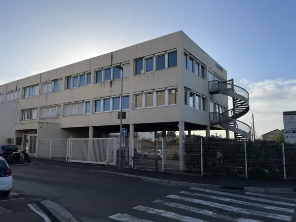 Local professionnel 225 m²