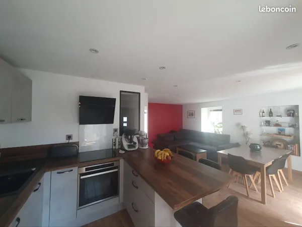 Maison 5 pièces de 102m2 avec garage, cave et balcon