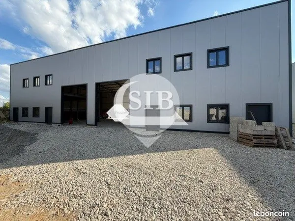 Local 320 m² Égly