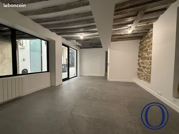 Local 135 m² Paris