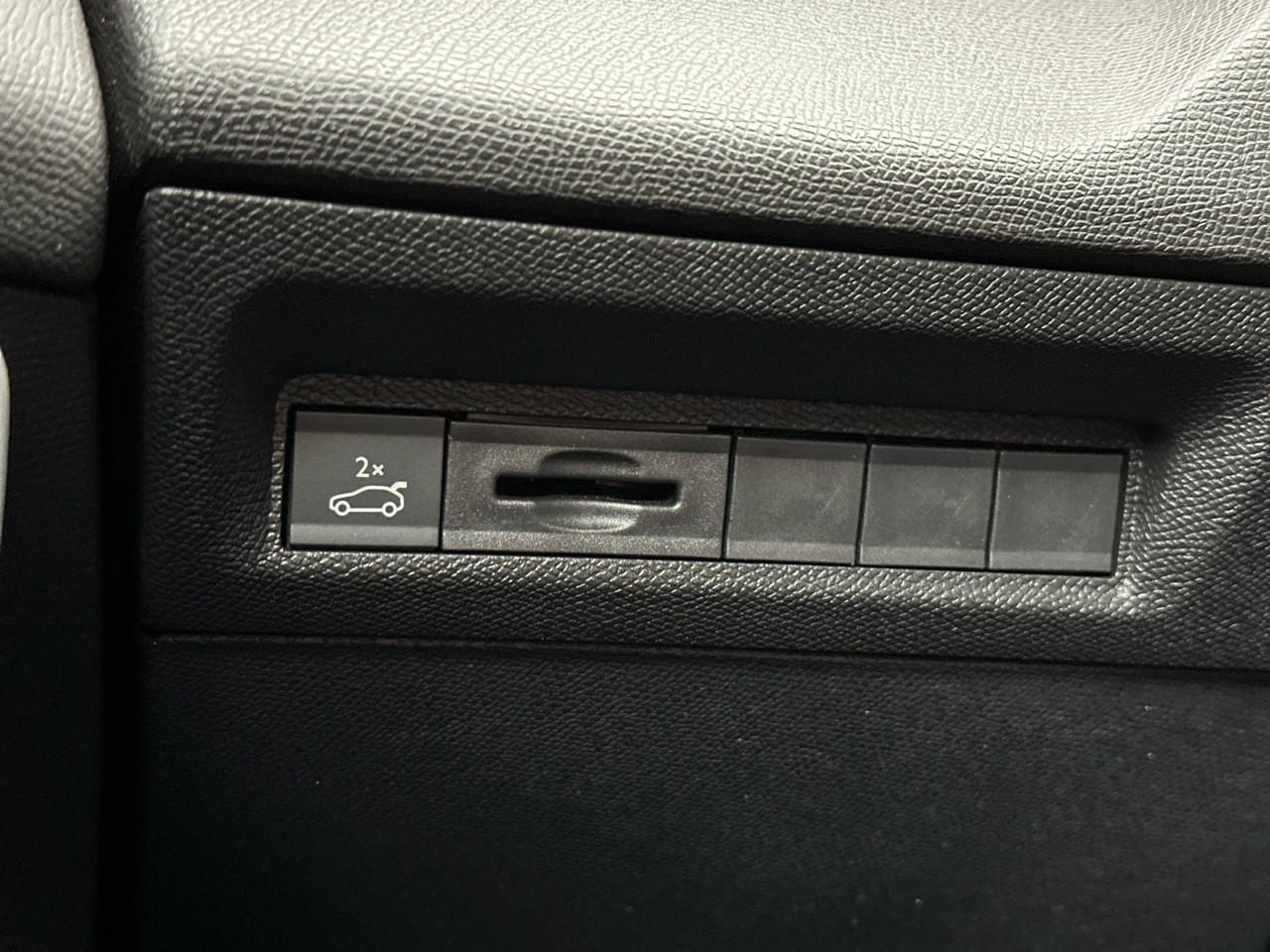 Peugeot 408 hybrid 145 e-dcs6 gt — photo 17
