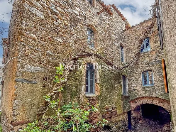 À 40 min au nord de Béziers dans l'Hérault, une maison de vacances dans un hameau au fil de l'eau.