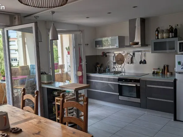 Appartement T3 meublé avec balcon, garage et cave - quartier Sablon