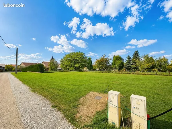 TERRAIN À BÂTIR DE 1 019 m² - VIABILISÉ & LIBRE DE CONSTRUCTEUR