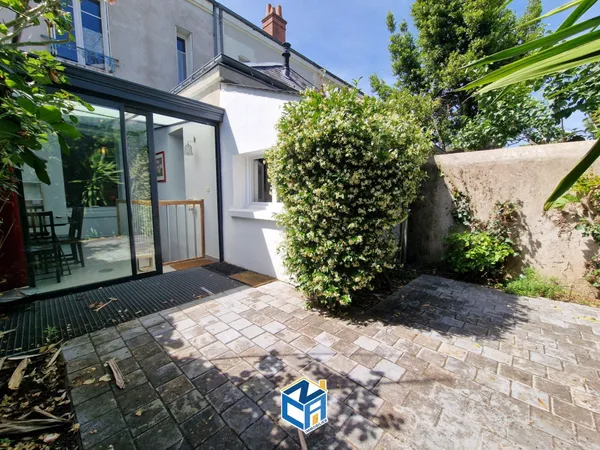 APPARTEMENT T2/3 AVEC CAVE ET COUR FLEURIE