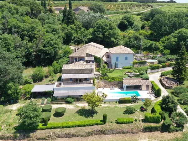 Pres de Uzès: Domaine avec 2 Gîtes exploitées, Mas du XVIIe et Vue Panoramique