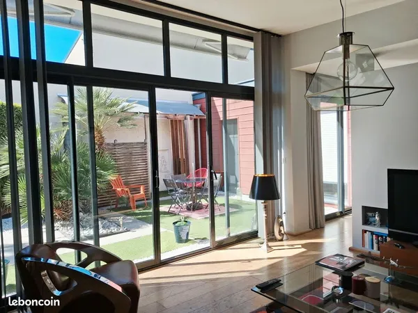 Unique -Maison d'architecte en ossature bois , DPE C / GES A , état impeccable, patio de 80m2, vue c