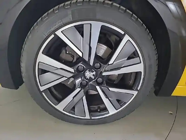 Peugeot 208 puretech 100 s&amp;s eat8 — photo 38