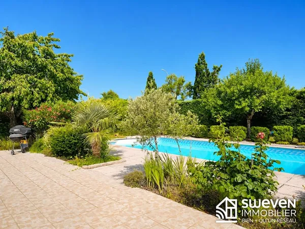 Villa familiale de plain-pied avec jardin, piscine et double gar
