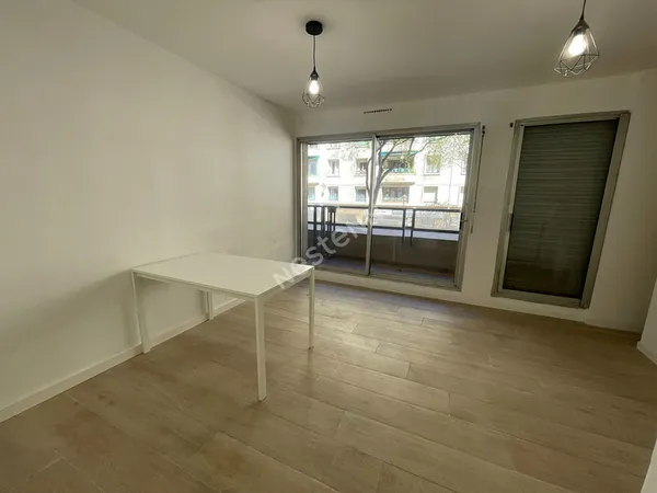 Local commercial/professionnel de 22 m² avec place de parking et balcon à louer sur Marseille 06 - R