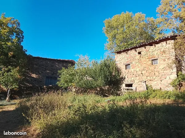 Ensemble de fermes en pierre à rénover