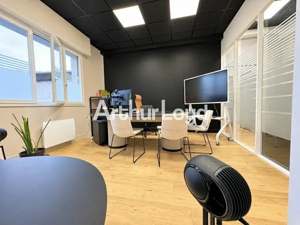 Bureau et espace de travail Location Tours 79m² 1550€