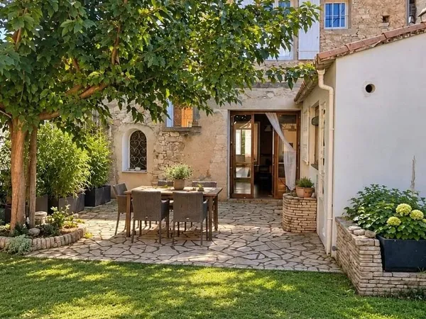Au coeur de Pernes-les-Fontaines, charmante maison de village pleine d'authenticité. D'environ 170 m