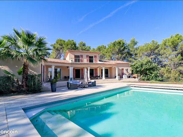 Grande villa avec piscine à deux pas du village de FLAYOSC