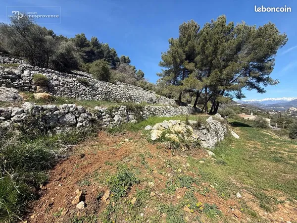 Terrain à bâtir de 1400 m² à CARROS (06)