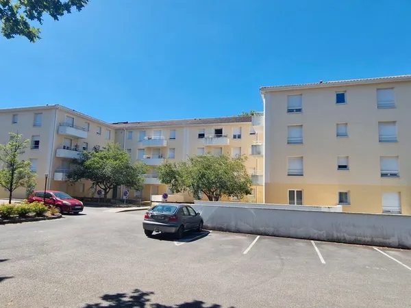 Bel appartement T2 (2010) à vendre dans résidence moderne (en RDC)