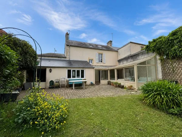 Charmante maison de ville avec garage, jardin paysagé et dép