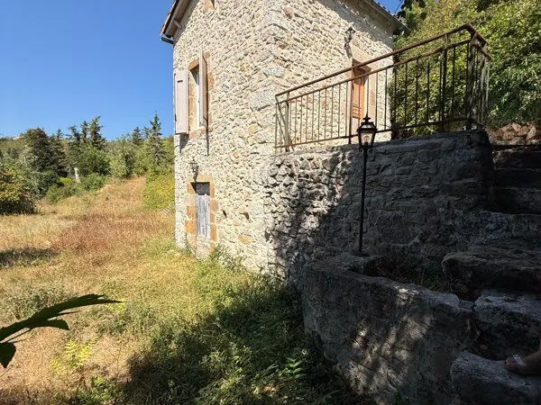 Mazet en pierre rénové - 4 500 m² de terrain - Vue exceptionnelle sur Millau - 99 000