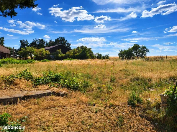 Terrain constructible 1 600 m² - Vouzailles (86)