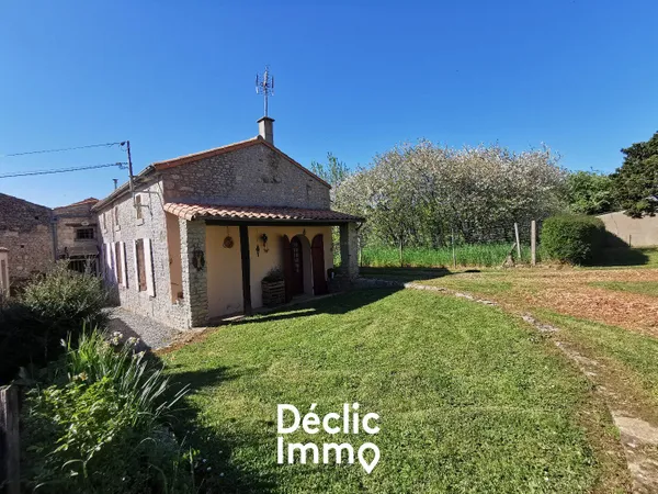 Jolie Maison en Pierre à Coulonges sur l'Autize